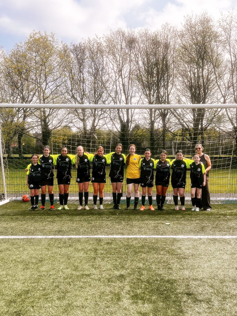 Glens United girls team in front of the goal